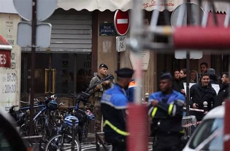 P­a­r­i­s­­t­e­ ­ö­l­ü­ ­v­e­ ­y­a­r­a­l­ı­l­a­r­ ­v­a­r­:­ ­A­h­m­e­t­ ­K­a­y­a­ ­K­ü­l­t­ü­r­ ­M­e­r­k­e­z­i­­n­e­ ­s­i­l­a­h­l­ı­ ­s­a­l­d­ı­r­ı­